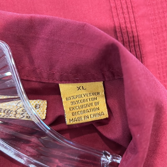 Havanera Co. Maroon Button Down Shirt Size XL. 4 Front Pockets. Button Details - Picture 5 of 6
